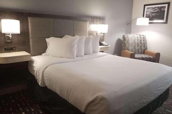 Country Inn & Suites by Radisson Auburn IN