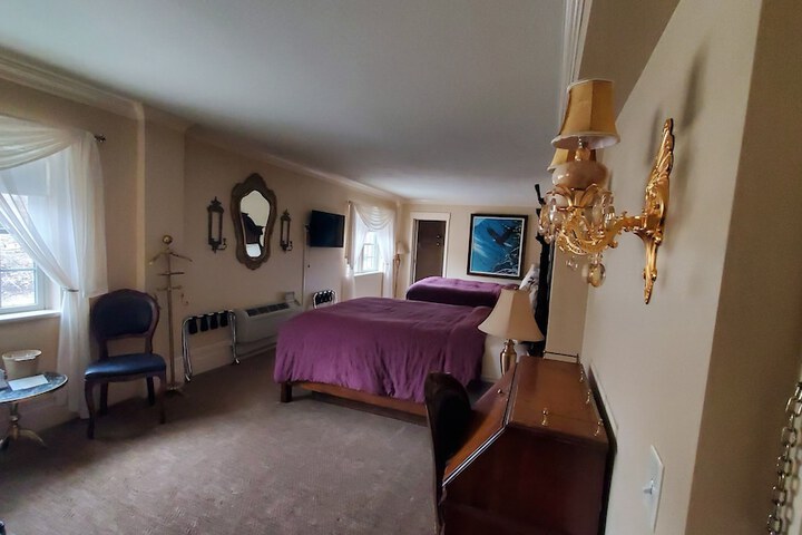 Lowell Inn