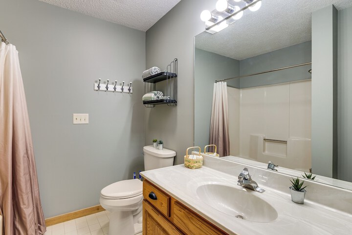 Condo on First Green w / Deck at Schuss Mountain!