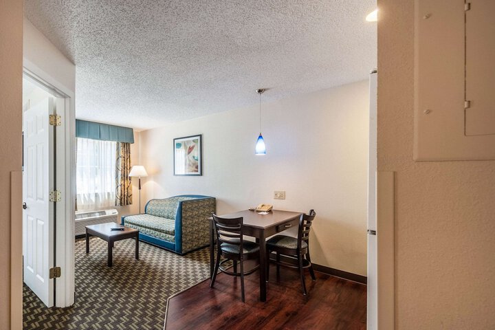 Room 12 of 25