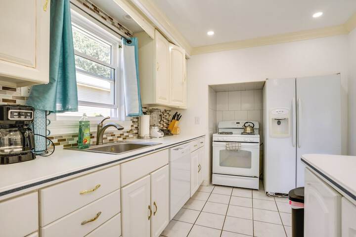 4 Mi to Nyc Shared Yard: Englewood Apartment!