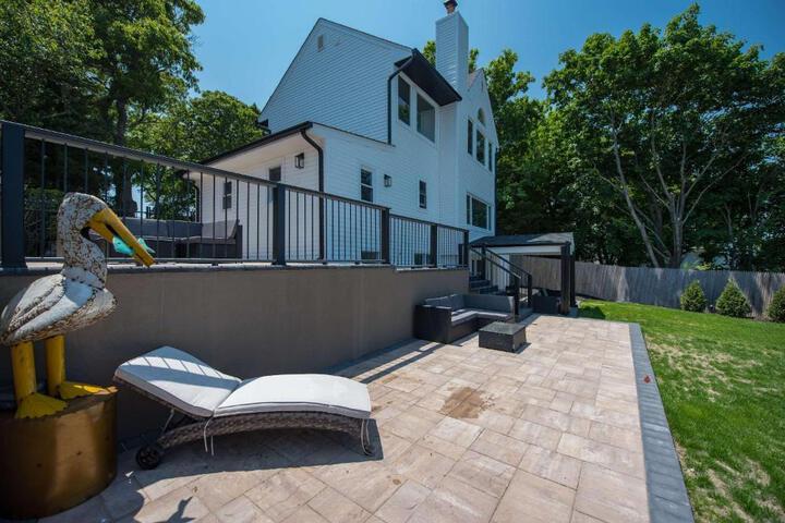 Coastal Retreat: Waterfront Deck, Awesome Views