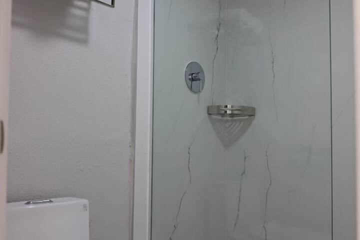 Room 32 of 65