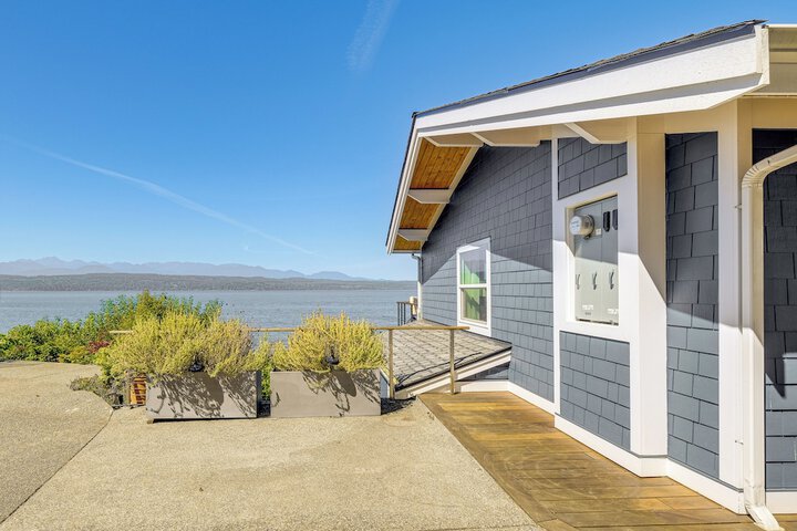 Bayfront Home w / Private Beach in Poulsbo!