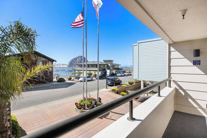 456 Embarcadero Inn & Suites
