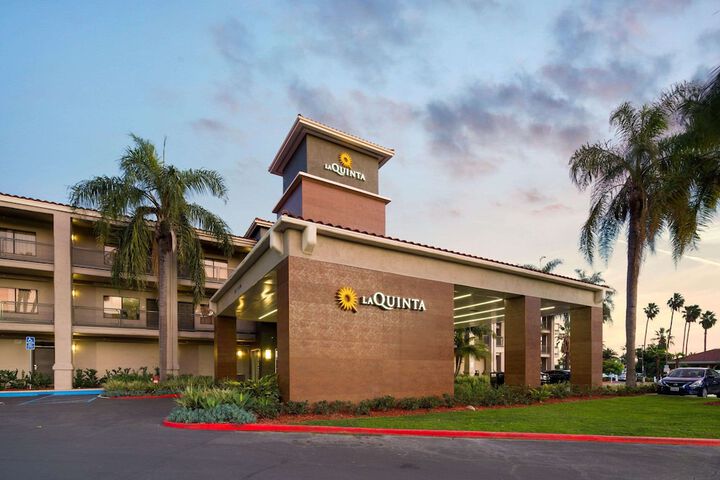 La Quinta Inn & Suites by Wyndham Orange County Airport