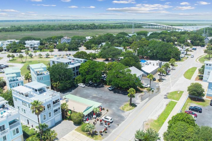 1 Block to Beach Newly Renovated 6bdr w / Rooftop Views Sand Dune by Avantstay