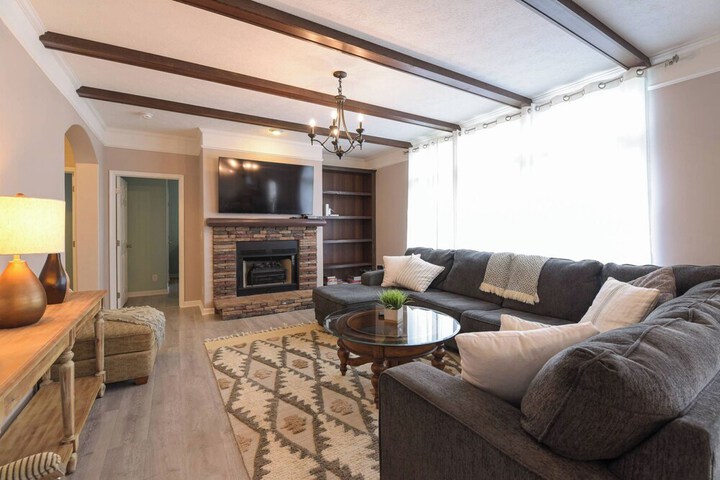 Riverside Ranch by Avantstay Mins to Downtown