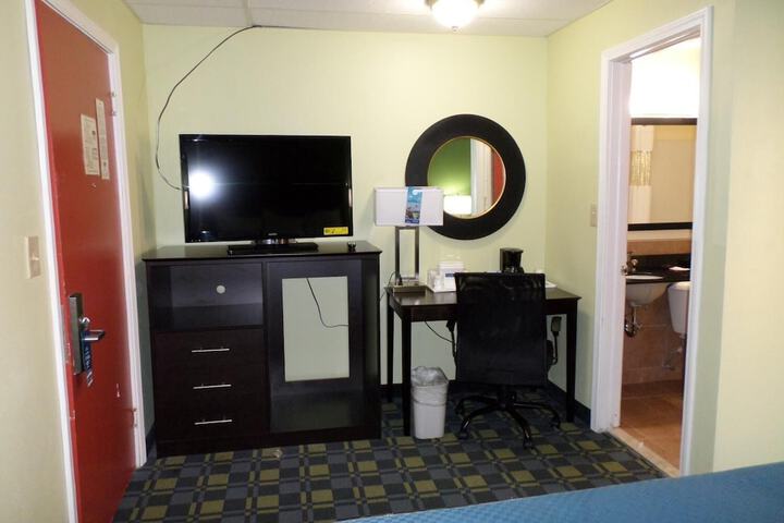 Travelodge by Wyndham Cleveland Lakewood