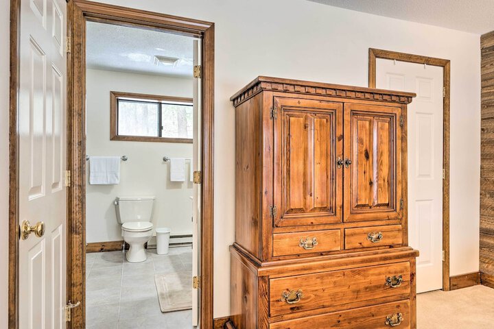 Hartford Escape w / Fire Pit 3 Mi to Ski & Golf!