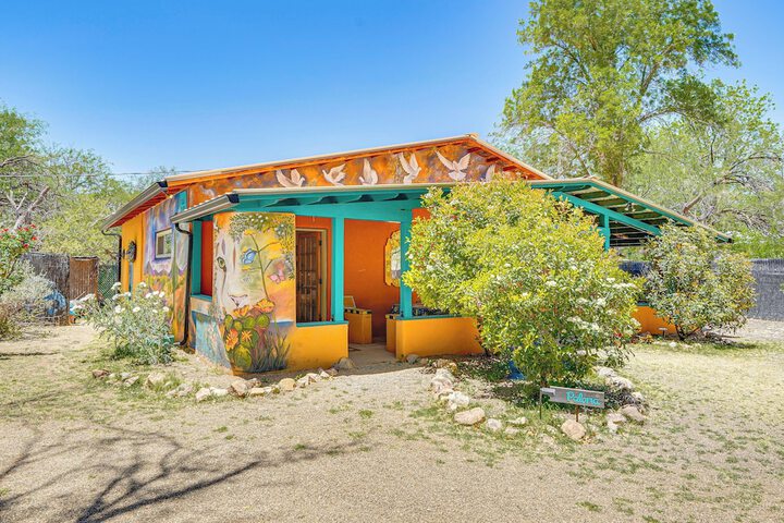 Casa Paloma Studio: Artsy & Airy w / Hot Tub Access