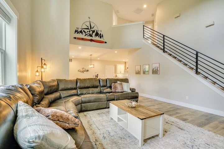 Spacious Donnelly Family Home w / Private Hot Tub!