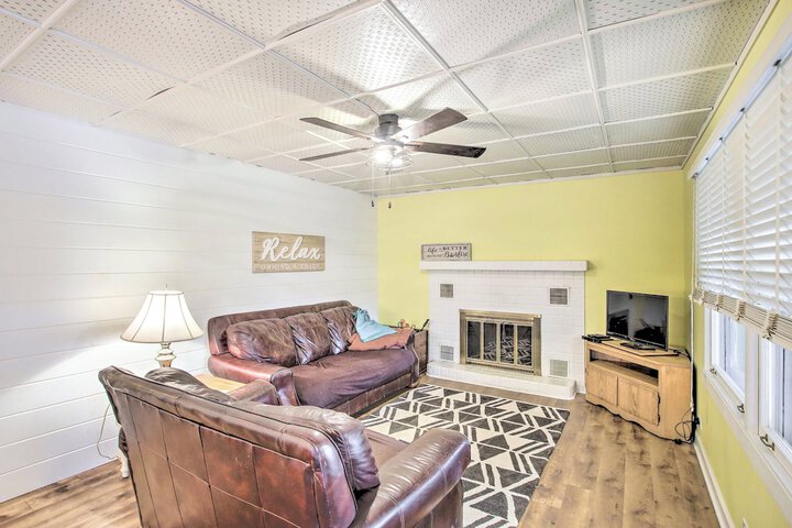 Green Lake Vacation Home w / Screened Porch!