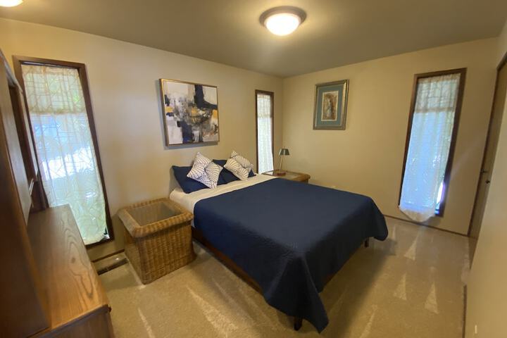 PNW MCM 155ft Private Waterfront Gem on Raft Island w / Hot Tub 3 Bedroom Home by RedAwning