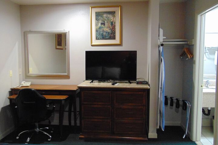 Corcoran Country Inn