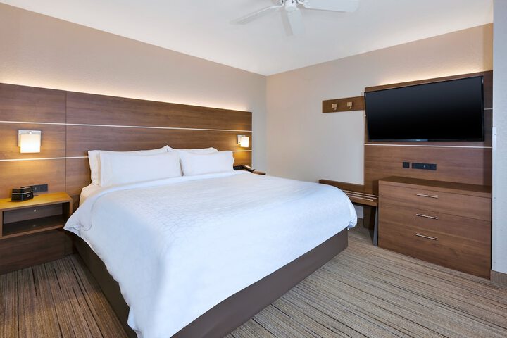 Holiday Inn Express & Suites Petoskey by IHG