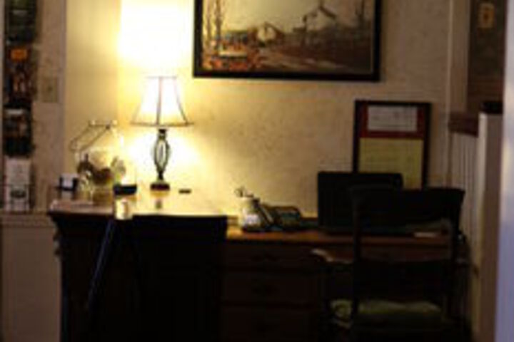 Edgewater Inn & Riverside Grill