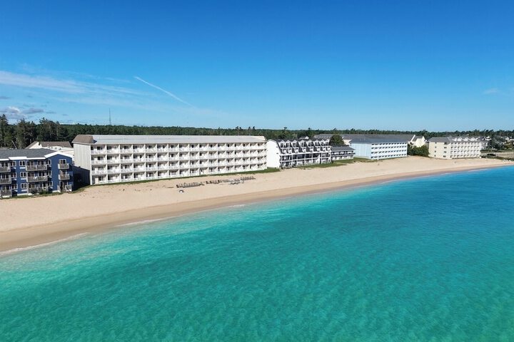 Mackinaw Beach & Bay Inn & Suites