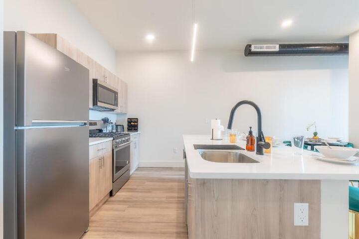 Emerald Escape Free Parking, 2 Bath, Sleeps 8 Near American Dream and The Airport, King Bed and 2 Queen Beds, Washer and Dryer