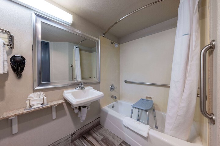 Room 14 of 28