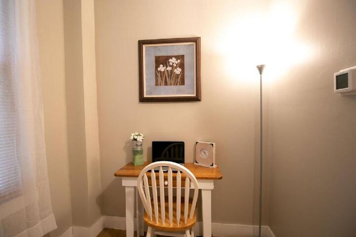 Downtown 2 Bedroom Cottage Sleeps 6, Walking Distance to Honeywell, Downtown Restaurants, Shopping