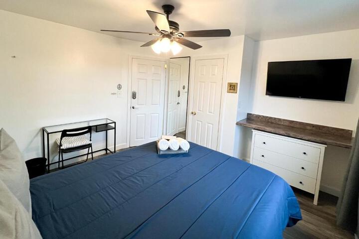 Sunny Queen bedroom feel like home!!
