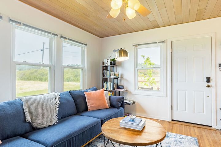 Swan Lake Cottage by Avantstay Views + Firepit