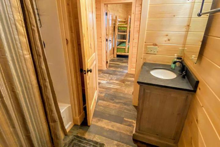 UV Log home with direct Cannon Mountain views Minutes to attractions Fireplace Pool Table AC