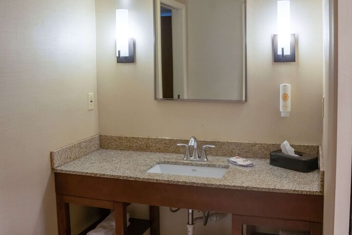 Comfort Inn & Suites Erie - Splash Lagoon Indoor Waterpark