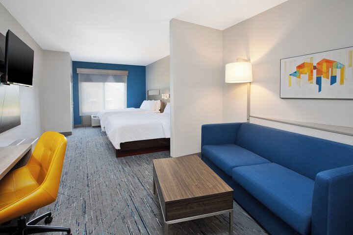 Holiday Inn Express & Suites Milwaukee Nw Park Place by IHG