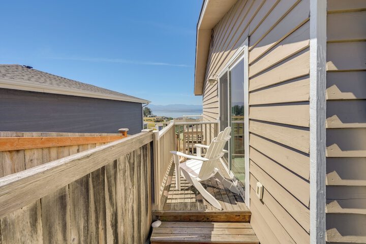 Stunning Home in Coupeville w / Deck + Beach Access