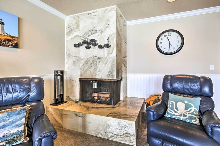 Beachfront Condo w / Patio & Views - Walk to Shore!