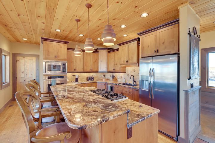 free Spirit Ranch w / Hot Tub & Mountain Views