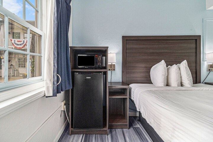 Snyders Shoreline Inn