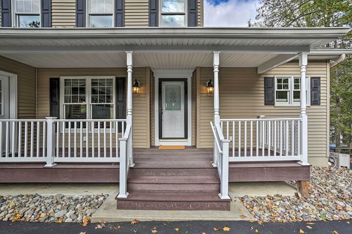 Beautiful Lakefront Retreat w / Deck & Views!