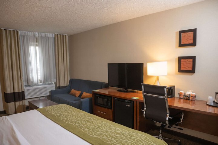 Comfort Inn & Suites Erie - Splash Lagoon Indoor Waterpark