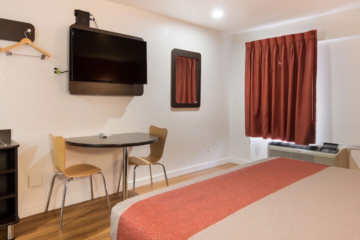 Room 12 of 27