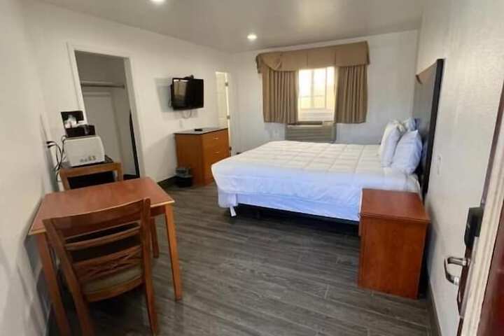 Room 27 of 82
