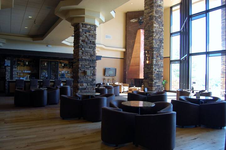 Lounge 40 of 69