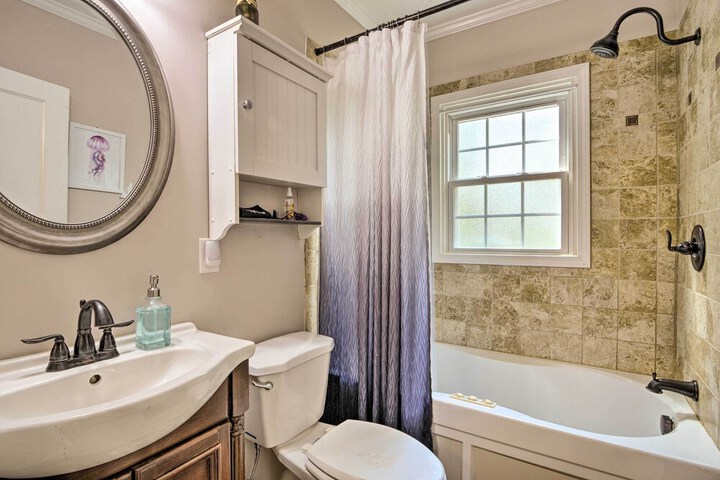 Bright Home w / Yard in Historic Fuquay-varina!