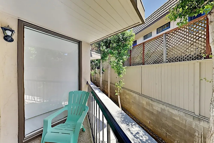 Immaculate Beach W / Pool Hot Tub & Balconies 2 Bedroom Condo
