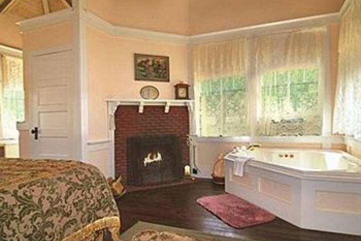 Spicer Castle Inn & Restaurant