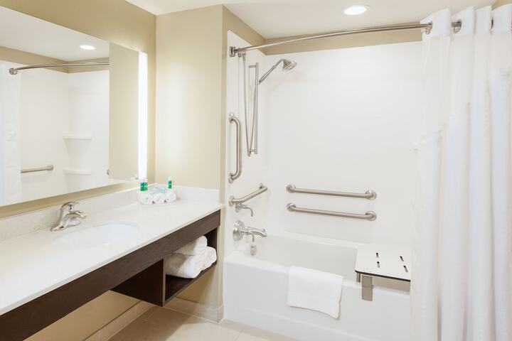 Holiday Inn Express & Suites Sandusky by IHG