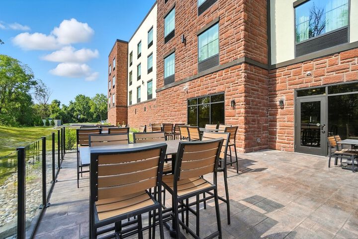 Cobblestone Hotel & Suites-Bellefontaine