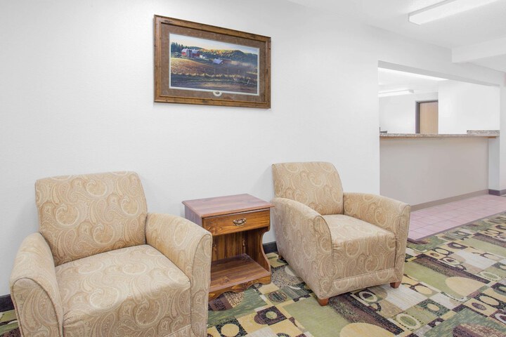 Super 8 by Wyndham Independence IA