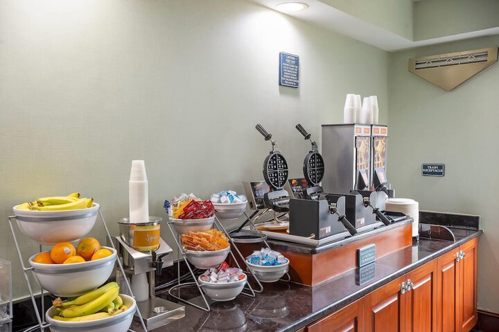 Comfort Suites Outlet Center