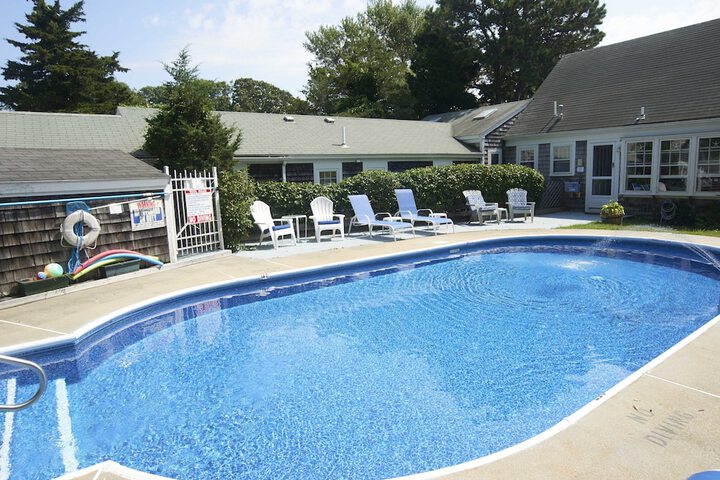 Allen Harbor Breeze Inn & Gardens