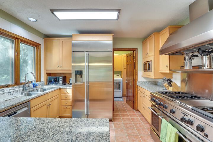 Spacious Kiawah Island Home w / Deck Walk to Beach
