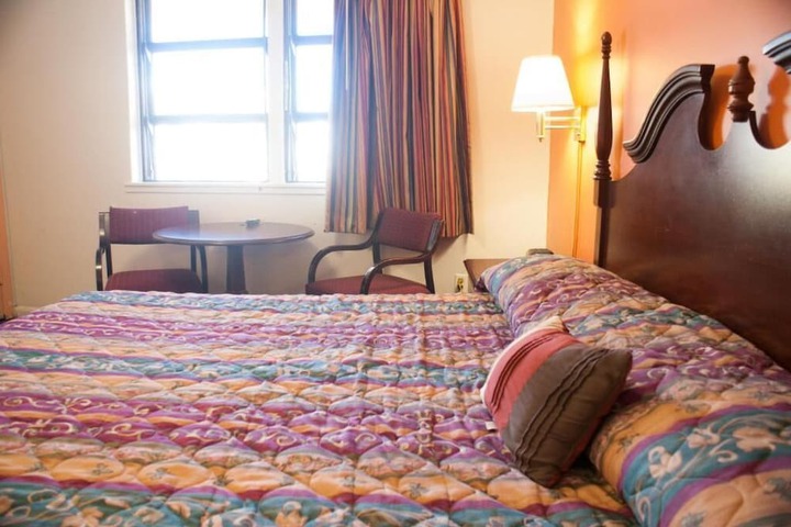 NASSAU HOLIDAY MOTEL