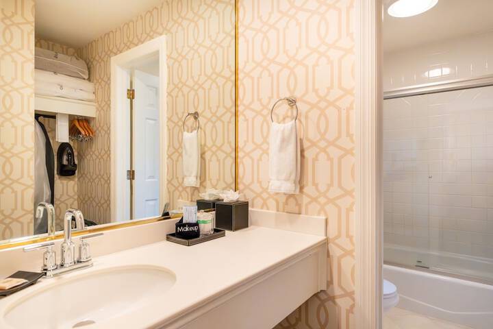 Room 32 of 165